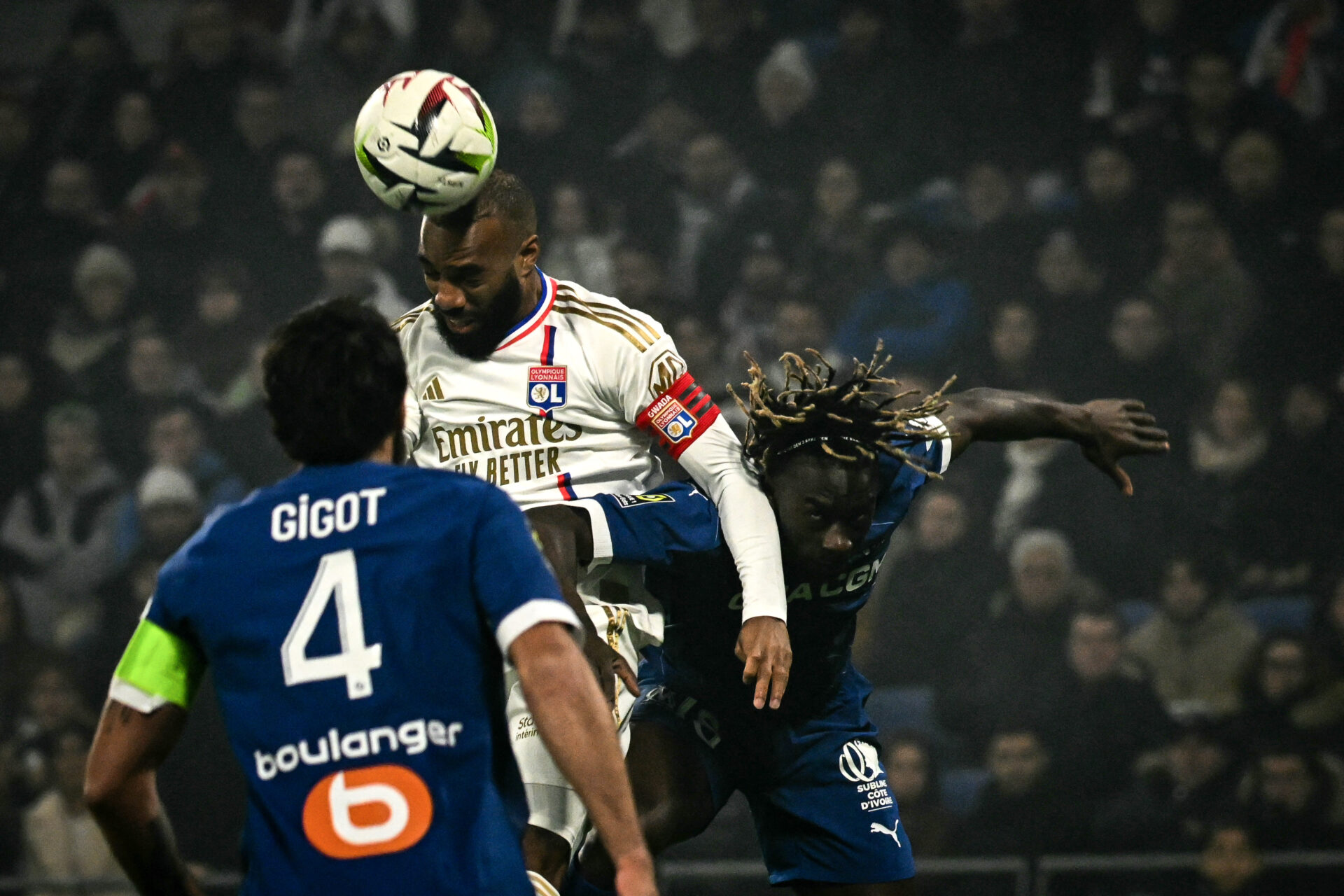 Alexandre Lacazette au duel lors d'OL - OM