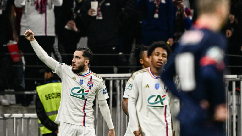 Rayan Cherki célébrant son but lors d'OL - Lille en Coupe de France