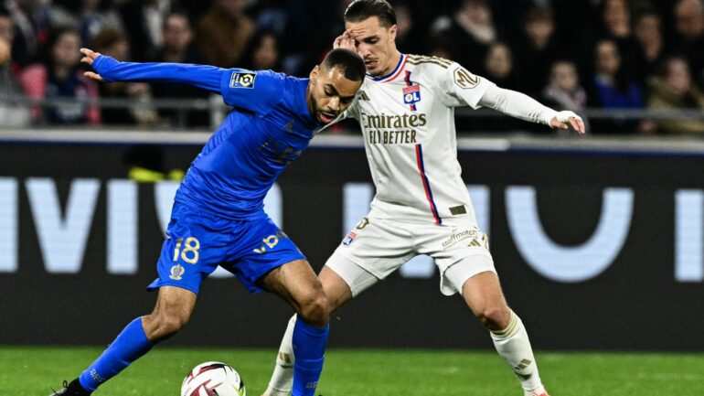 Alexis-Claude Maurice face à Maxence Caqueret lors d'OL - Nice