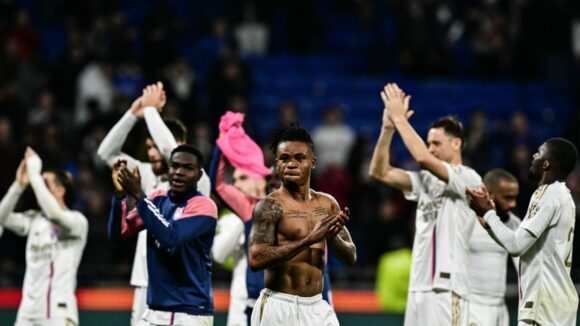 Gift Orban célébrant avec les supporters la victoire de l'OL contre Nice