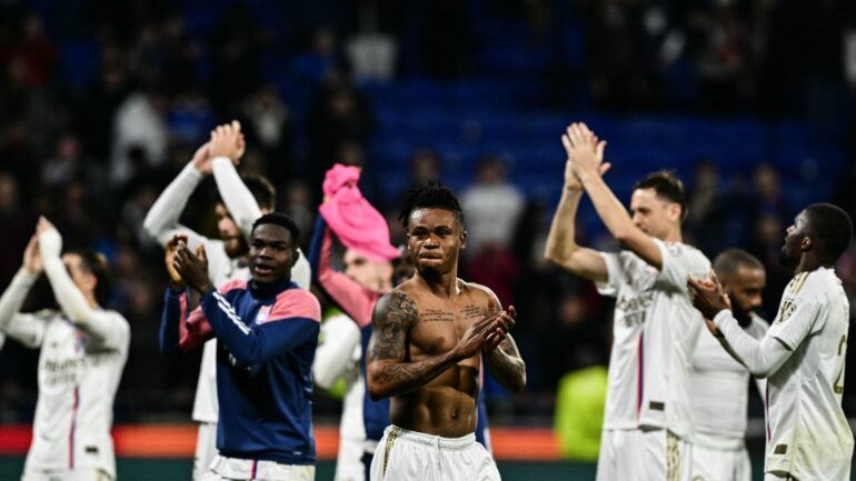 Gift Orban célébrant avec les supporters la victoire de l'OL contre Nice