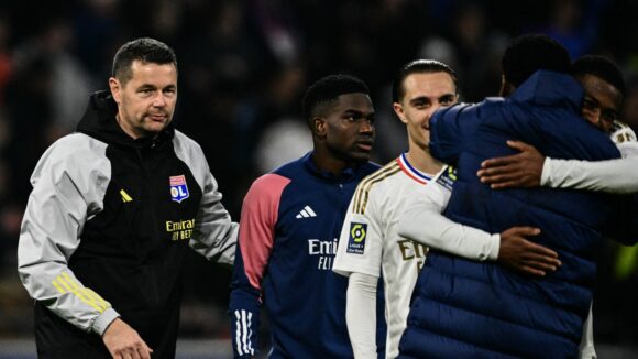 Pierre Sage avec ses joueurs après la victoire de l'OL contre Nice