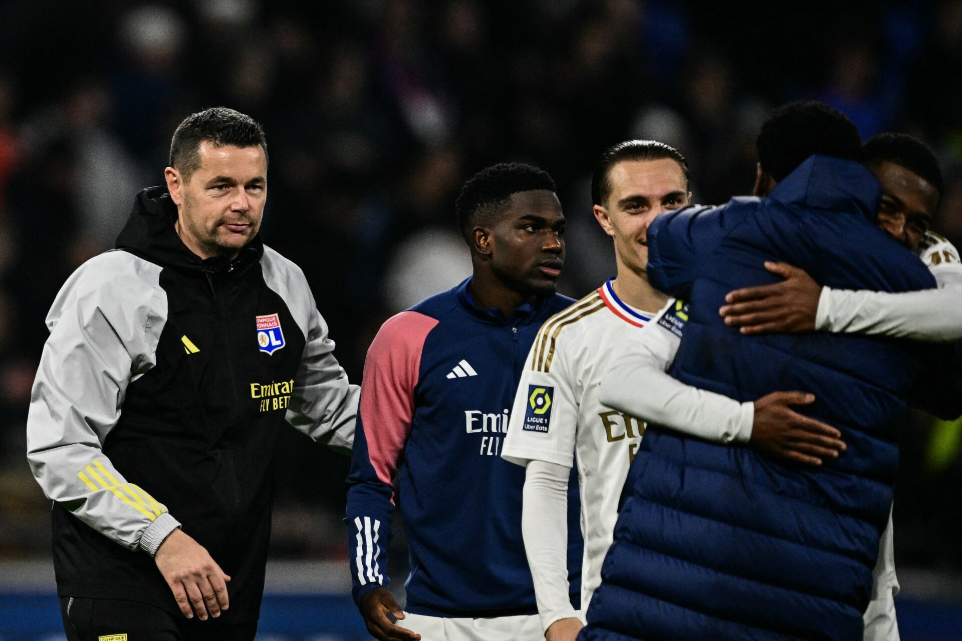 Pierre Sage avec ses joueurs après la victoire de l'OL contre Nice