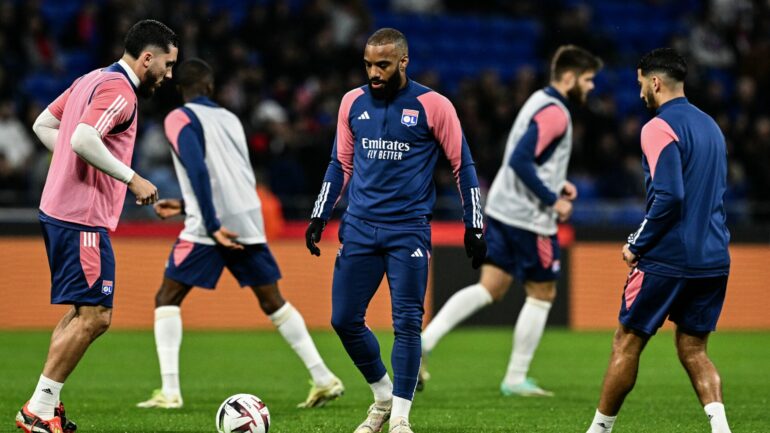 Alexandre Lacazette à l'échauffement lors d'OL - Nice, le 16 février 2024