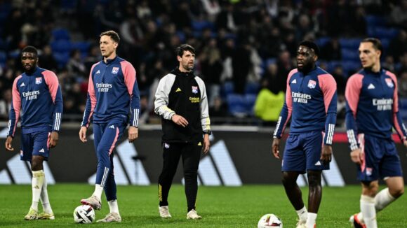 Jérémie Bréchet et les joueurs de l'OL à l'échauffement