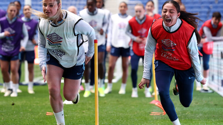 Amandine Henry et Selma Bacha à l'entraînement des Bleues au Parc OL