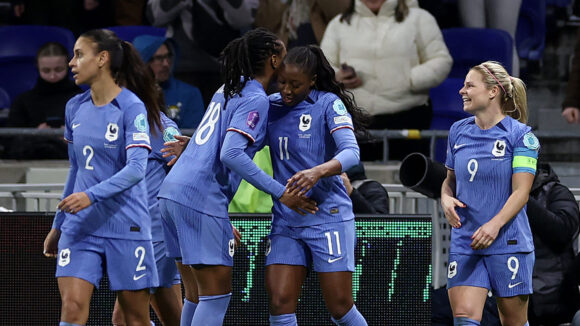 Kadidiatou Diani et Eugénie Le Sommer avec l'équipe de France