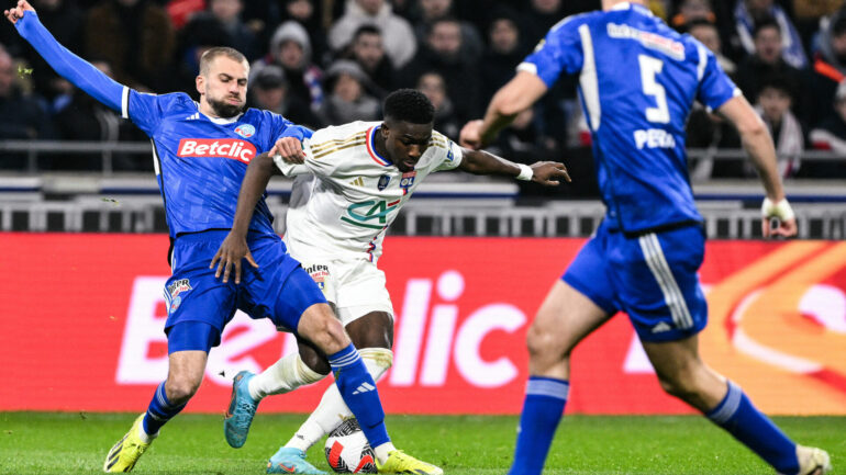 Ernest Nuamah (OL) face à Strasbourg