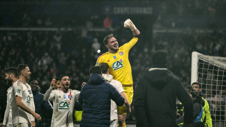 Lucas Perri porté par les joueurs de l'OL après la qualification contre Strasbourg