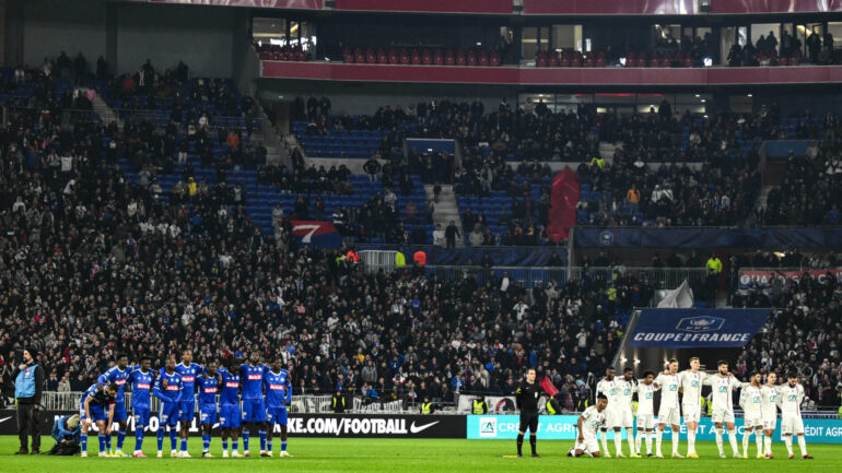 Les joueurs de l'OL et de Strasbourg lors de la séance des tirs au but