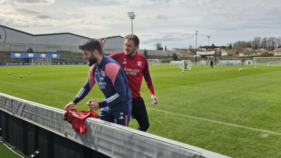 Lucas Perri et Duje Caleta-Car signant des autographe lors de l'entraînement de l'OL ouvert aux supporters