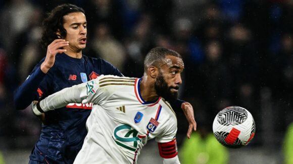 Lacazette (OL) et Ayyoub Bouaddi (Lille)