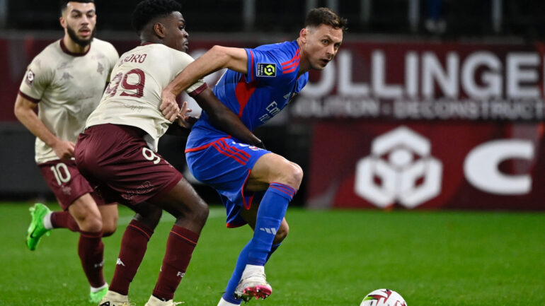 Matic, joueur de l'OL, face à Metz