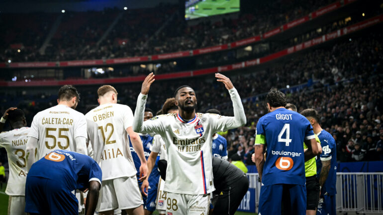 Ainsley Maitland-Niles contre l'OM (1-0), harangue les fans lyonnais après le but d'Alexandre Lacazette