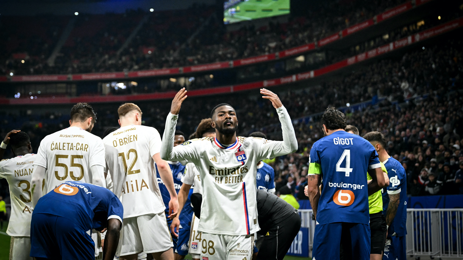Ainsley Maitland-Niles (OL) contre l'OM (1-0) en Ligue 1, harangue les fans lyonnais après le but d'Alexandre Lacazette