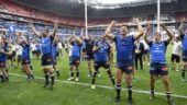 Les joueurs de Castres célébrant leur qualification en finale de Top 14 au Parc OL