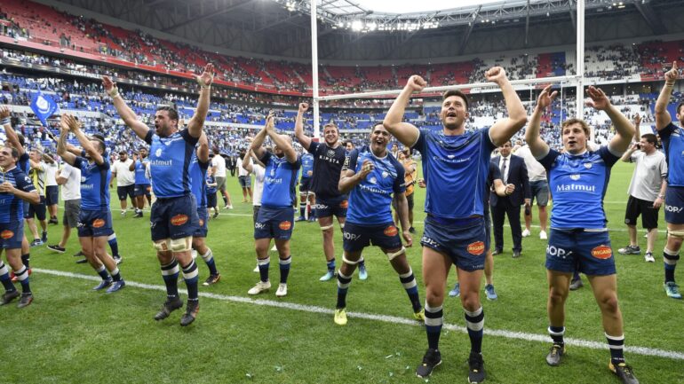 Les joueurs de Castres célébrant leur qualification en finale de Top 14 au Parc OL