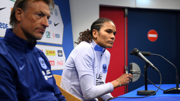 Hervé Renard avec Wendie Renard lors d'une conférence de presse