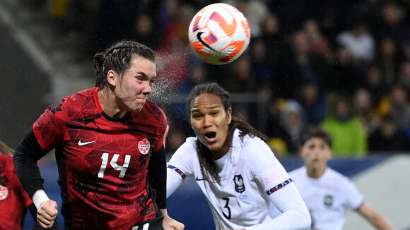 Vanessa Gilles (Canada) face à Wendie Renard (France) en avril 2023