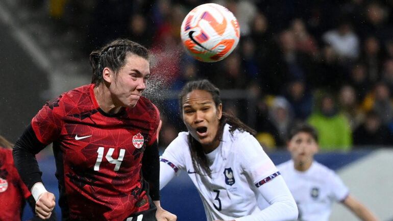 Vanessa Gilles (Canada) face à Wendie Renard (France) en avril 2023