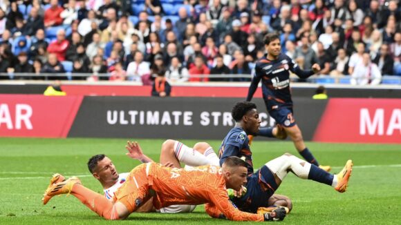 Dejan Lovren et Anthony Lopes (OL) face à Elye Wahi, alors à Montpellier