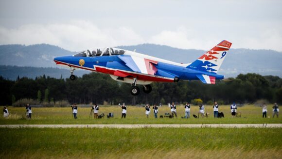 Un Alphajet de la Patrouille de France à Salon-en-Provence