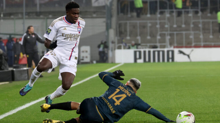 Ernest Nuamah face à Facundo Medina lors de Lens - OL