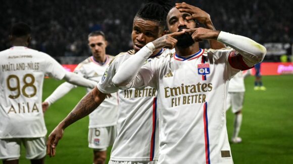 Alexandre Lacazette célébrant un but de l'OL avec Gift Orban