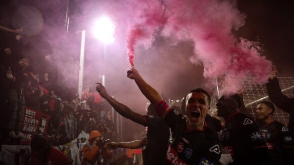 Les joueurs de Valenciennes célébrant leur qualification avec leurs supporters