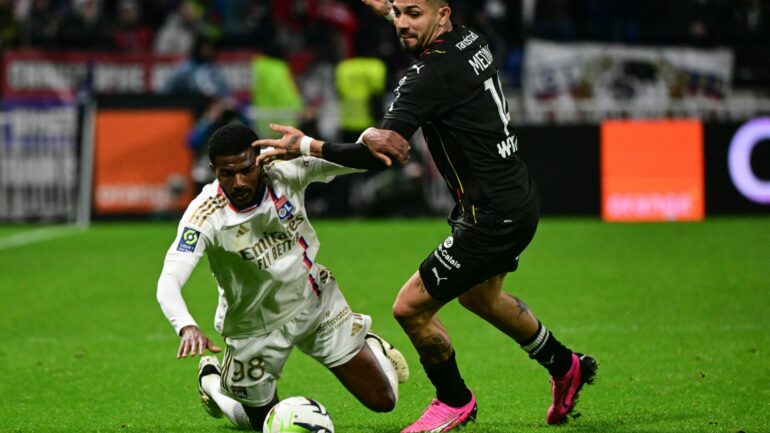 Ainsley Maitland-Niles (OL) face à Facundo Medina (Lens)