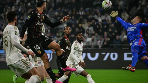 Anthony Lopes se détend sur un centre lors d'OL - Lens