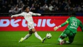 Malick Fofana bute sur Brice Samba lors d'OL - Lens
