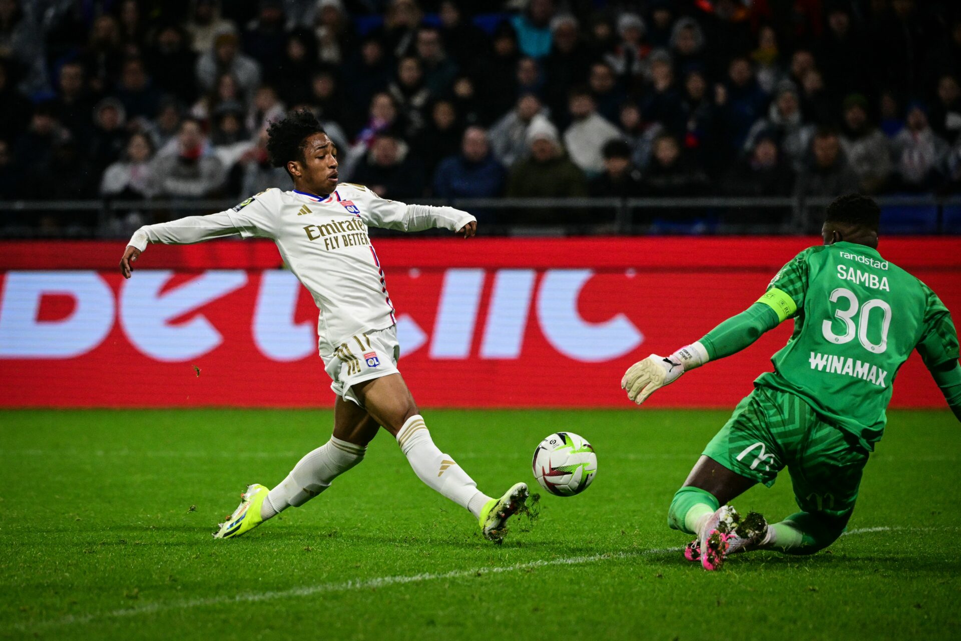 Malick Fofana bute sur Brice Samba lors d'OL - Lens
