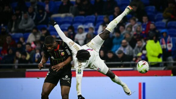 Mama Baldé au duel avec Kevin Danso lors d'OL - Lens