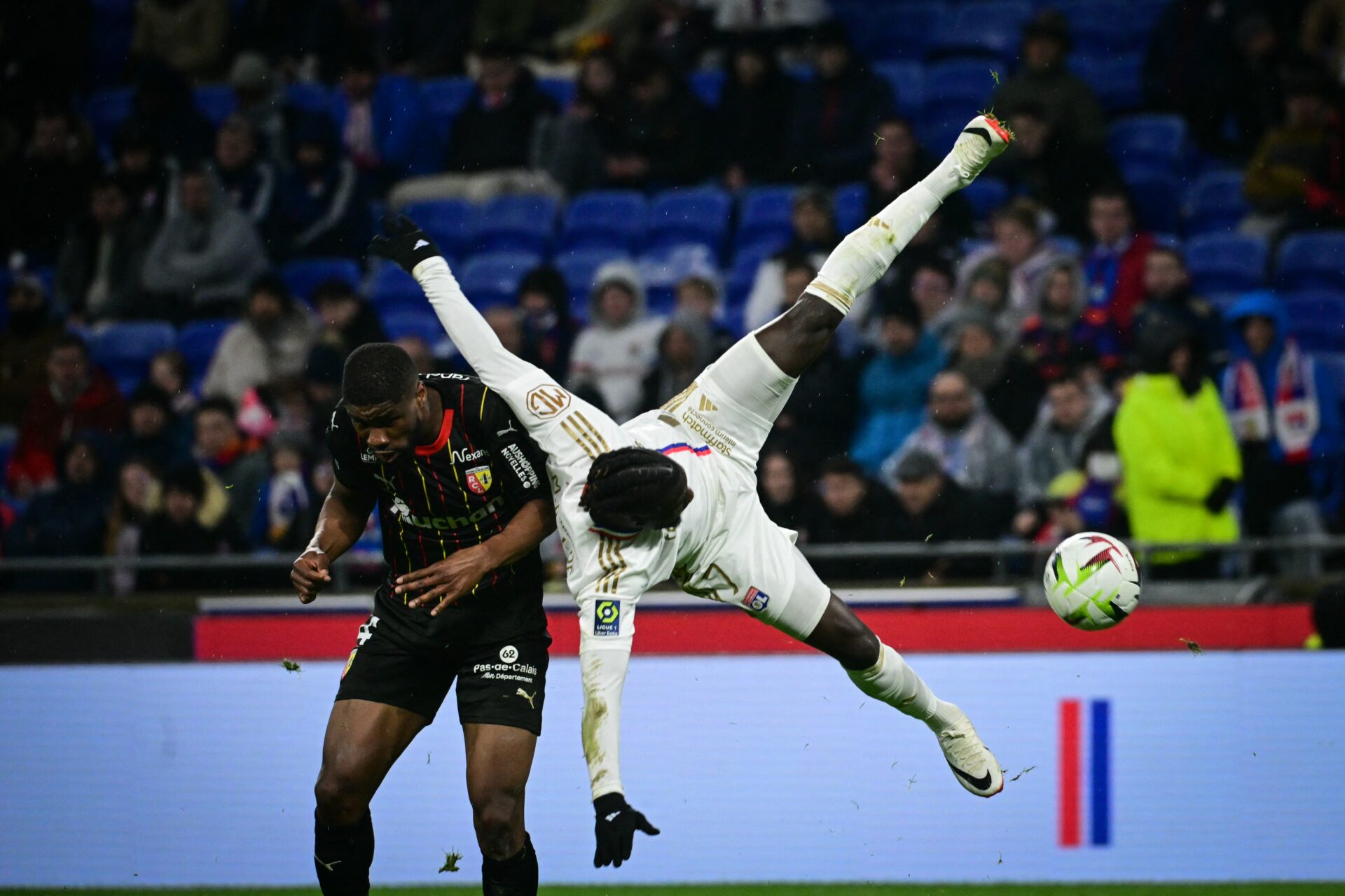 Mama Baldé au duel avec Kevin Danso lors d'OL - Lens