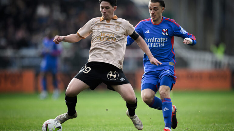 Maxence Caqueret (OL) face à Laurent Abergel (Lorient)