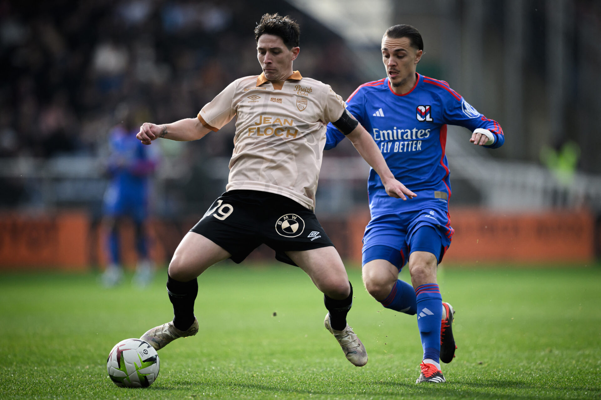 Maxence Caqueret (OL) face à Laurent Abergel (Lorient)