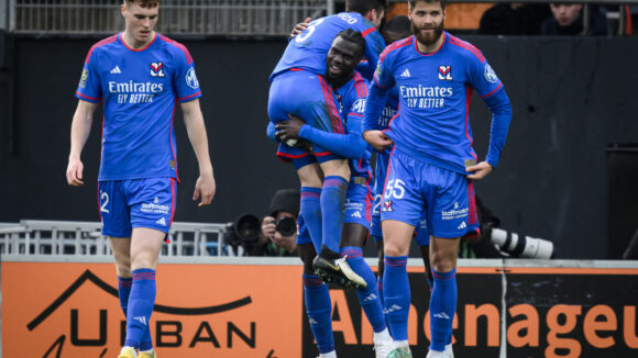 Nicolas Tagliafico célébrant avec Mama Baldé les buts de l'OL à Lorient