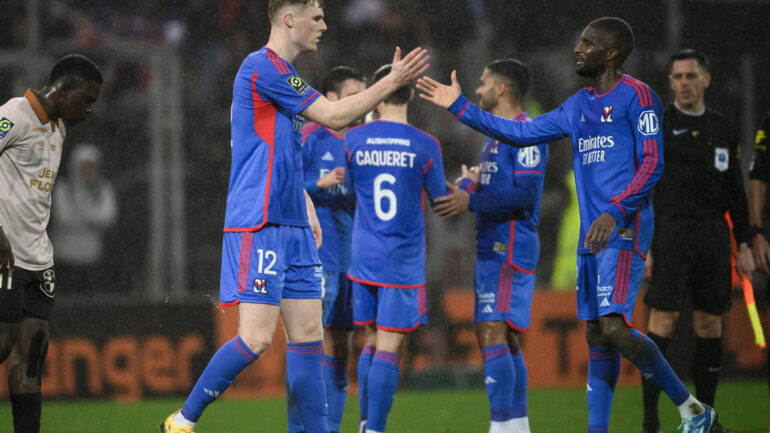 Jake O'Brien et Clinton Mata célébrant la victoire de l'OL à Lorient