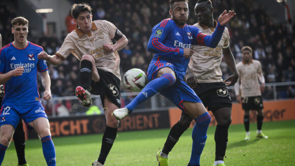 Corentin Tolisso (OL) à la lutte sur corner face à Laurent Abergel (Lorient)