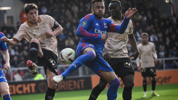 Corentin Tolisso (OL) à la lutte sur corner face à Laurent Abergel (Lorient)