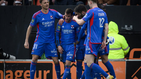 Les joueurs de l'OL félicitant Nicolas Tagliafico à Lorient