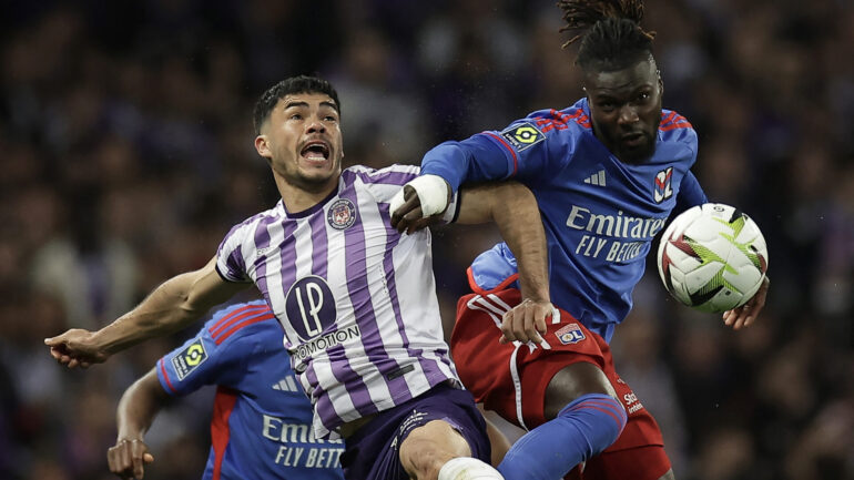 Mama Baldé face à Gabriel Suazo lors de Toulouse - OL