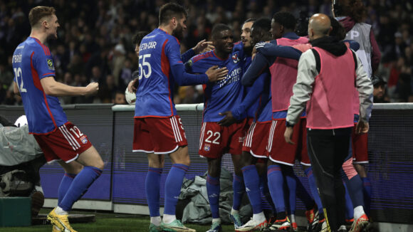 Rayan Cherki félicité par les joueurs de l'OL