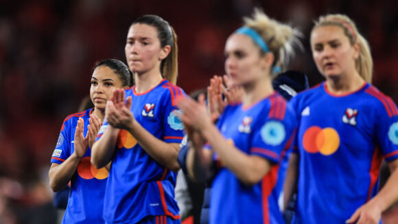 Delphine Cascarino et les joueuses de l'OL applaudissant les supporters à Lisbonne