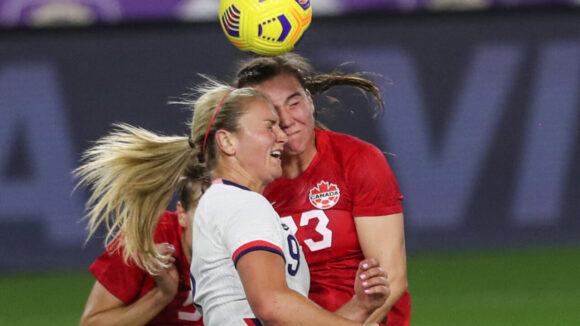 Lindsey Horan au duel avec Vanessa Gilles lors d'Etats-Unis - Canada en 2021