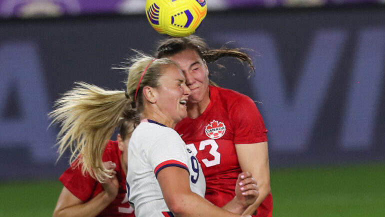 Lindsey Horan au duel avec Vanessa Gilles lors d'Etats-Unis - Canada en 2021