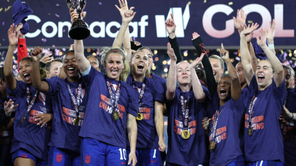 Lindsey Horan soulève le trophée de la première Gold Cup féminine