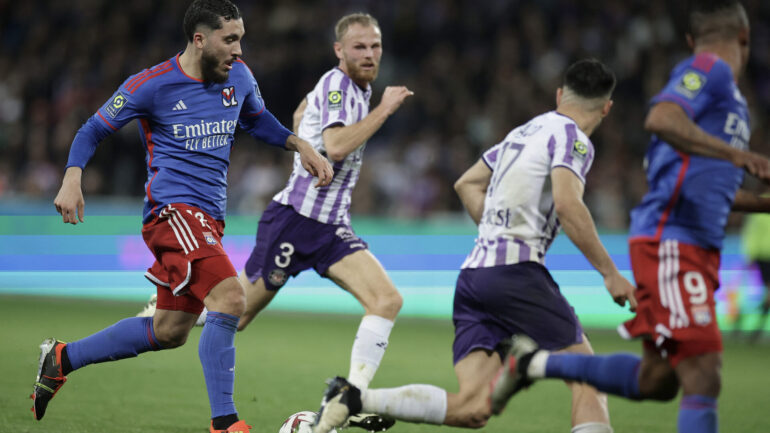 Rayan Cherki (OL) contre Toulouse