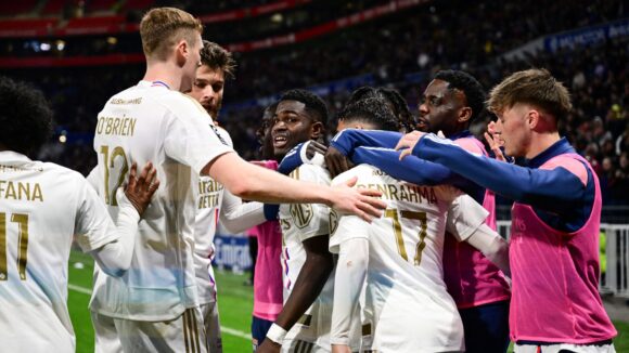 Les joueurs de l'OL félicitant Ernest Nuamah buteur contre Reims